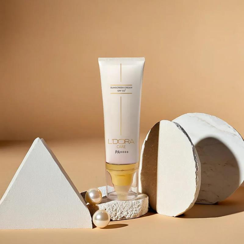 کرم ضدآفتاب +SPF50 بی رنگ مناسب انواع پوست لدورا کر ۸۰ میلی لیتر